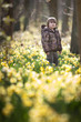 enfant nature apprendre respecter fleur jonquile bois forêt cul