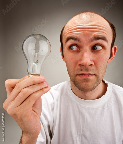 Foto: Man holding electrical bulb Man holding electrical bulb