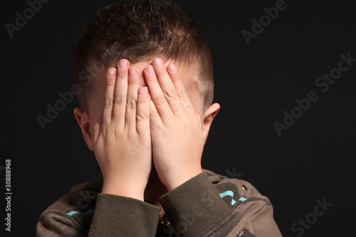 Photo: bambino si copre il volto con le mani bambino si copre il volto con le mani