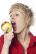 jeune femme mangeant une pomme jaune
