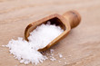Salz mit Schaufel auf Holz