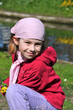 Foto: Mädchen auf Wiese mit Blumen Mädchen auf Wiese mit Blumen
