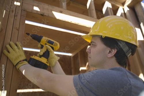 Foto: Labourer works on building construction Labourer works on building construction