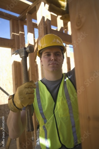 Foto: Labourer works on building construction Labourer works on building construction