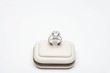 Foto: Platinum ring with 5 carat centre diamond surrounded by full cut 0.80 carat diamonds Platinum ring with 5 carat centre diamond surrounded by full cut 0.80 carat diamonds