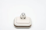 Foto: Platinum ring with 5 carat centre diamond surrounded by full cut 0.80 carat diamonds Platinum ring with 5 carat centre diamond surrounded by full cut 0.80 carat diamonds