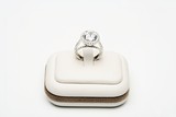 Foto: Platinum ring with 5 carat centre diamond surrounded by full cut 0.80 carat diamonds Platinum ring with 5 carat centre diamond surrounded by full cut 0.80 carat diamonds