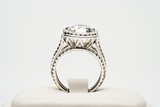 Foto: Platinum ring with 5 carat centre diamond surrounded by full cut 0.80 carat diamonds Platinum ring with 5 carat centre diamond surrounded by full cut 0.80 carat diamonds
