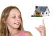Fillette montrant une maison écologique.