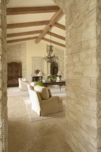 Foto: Looking into a living room with furniture and wooden beams Looking into a living room with furniture and wooden beams