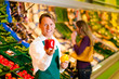 Mann im Supermarkt als Verkäufer