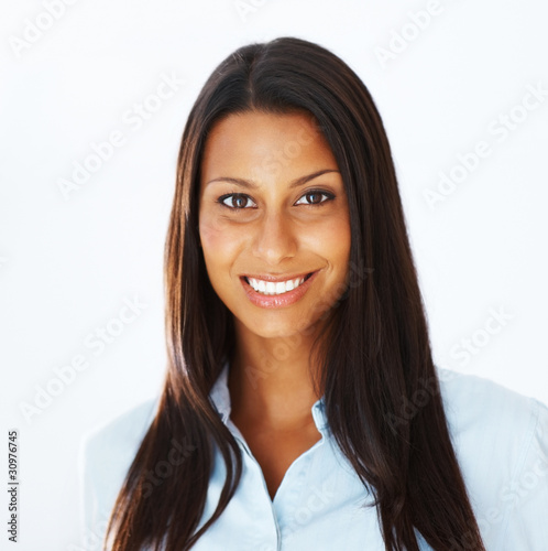 Foto: Portrait of an attractive young woman smiling Portrait of an attractive young woman smiling