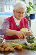 Seniorin kocht Seniorin kocht