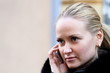 Junge Frau telefoniert