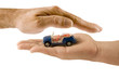 voiture bleue dans des mains