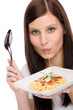 Foto: Italian food - portrait woman eat spaghetti sauce Italian food - portrait woman eat spaghetti sauce