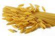 due tipi di pasta su sfondo bianco