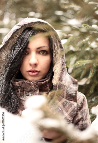 Photo: Bezaubernde Junge Frau im Winterwald Bezaubernde Junge Frau im Winterwald