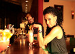 Foto: Junge Frau in einer Bar trinkt einen Cocktail Junge Frau in einer Bar trinkt einen Cocktail