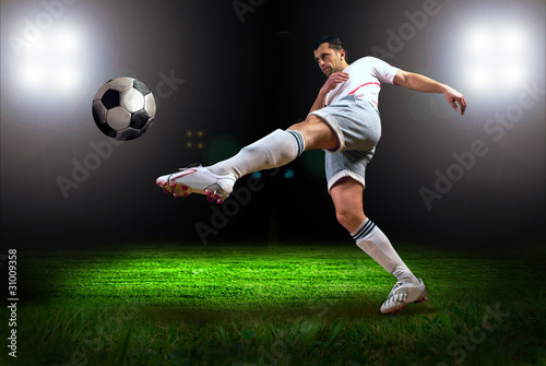 Foto: Happiness football player after goal on the field of stadium wit Happiness football player after goal on the field of stadium wit
