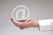 Hand mit At Zeichen
