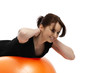 Foto: junge hübsche frau trainiert mit einem orangenen gymnastikball junge hübsche frau trainiert mit einem orangenen gymnastikball