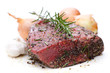 Roher Rindsbraten mit Rosmarin, Zwiebel und Knoblauch