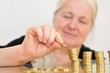 Seniorin mit Geld