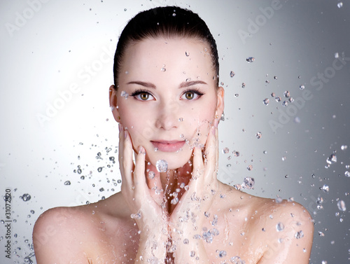 Foto: Drops of water around the beautiful woman face Drops of water around the beautiful woman face
