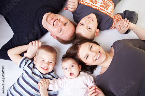 Photo: Lachende Familie im Kreis Lachende Familie im Kreis