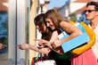 Frauen beim Shopping mit Taschen