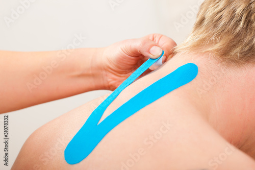 Foto: Patient at the physiotherapy with tape Patient at the physiotherapy with tape