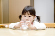 Photo: 水を飲む女の子 水を飲む女の子