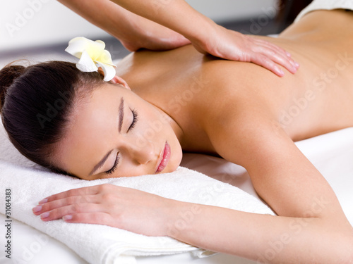 Foto: Beautiful woman having relaxing massage in spa salon Beautiful woman having relaxing massage in spa salon