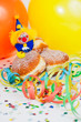 Krapfen mit Clown und Luftschlangen