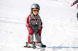 Kleiner Skifahrer im Winterurlaub in Skischule