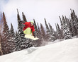 Foto: Snowboarder jumping through air with blue sky in background Snowboarder jumping through air with blue sky in background