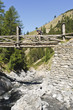 Photo: Bikerin überquert Brücke Bikerin überquert Brücke