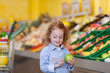 kleines mädchen liest einkaufszettel im supermarkt