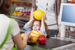 kind an der kasse im supermarkt kind an der kasse im supermarkt