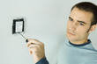 Foto: Man removing light switch cover Man removing light switch cover