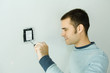 Foto: Man removing light switch cover Man removing light switch cover