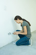 Foto: Woman replacing outlet cover Woman replacing outlet cover