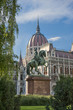 Foto: Hungarian Parliament and The Statue of Ferenc II Rakoczi Hungarian Parliament and The Statue of Ferenc II Rakoczi