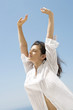 Justine,chemise blanche,bras en l' air-01