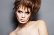 Foto: Portrait of fashion model with tousled hair, dark punk make-up Portrait of fashion model with tousled hair, dark punk make-up