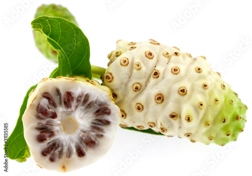 Photo: fruits du morinda citrifolia, noni, malaye, pomme-chien fruits du morinda citrifolia, noni, malaye, pomme-chien