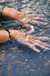 mani nell'acqua