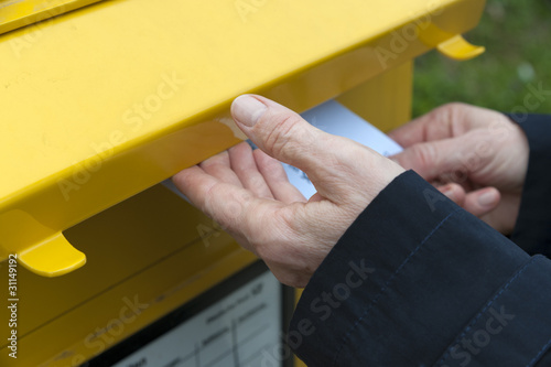 Foto: Brief einwerfen Brief einwerfen