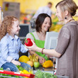 familie beim einkauf im supermarkt familie beim einkauf im supermarkt